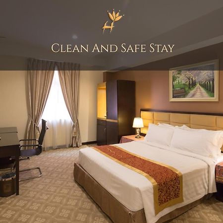 Hallmark Crown Hotel Malacca Eksteriør billede